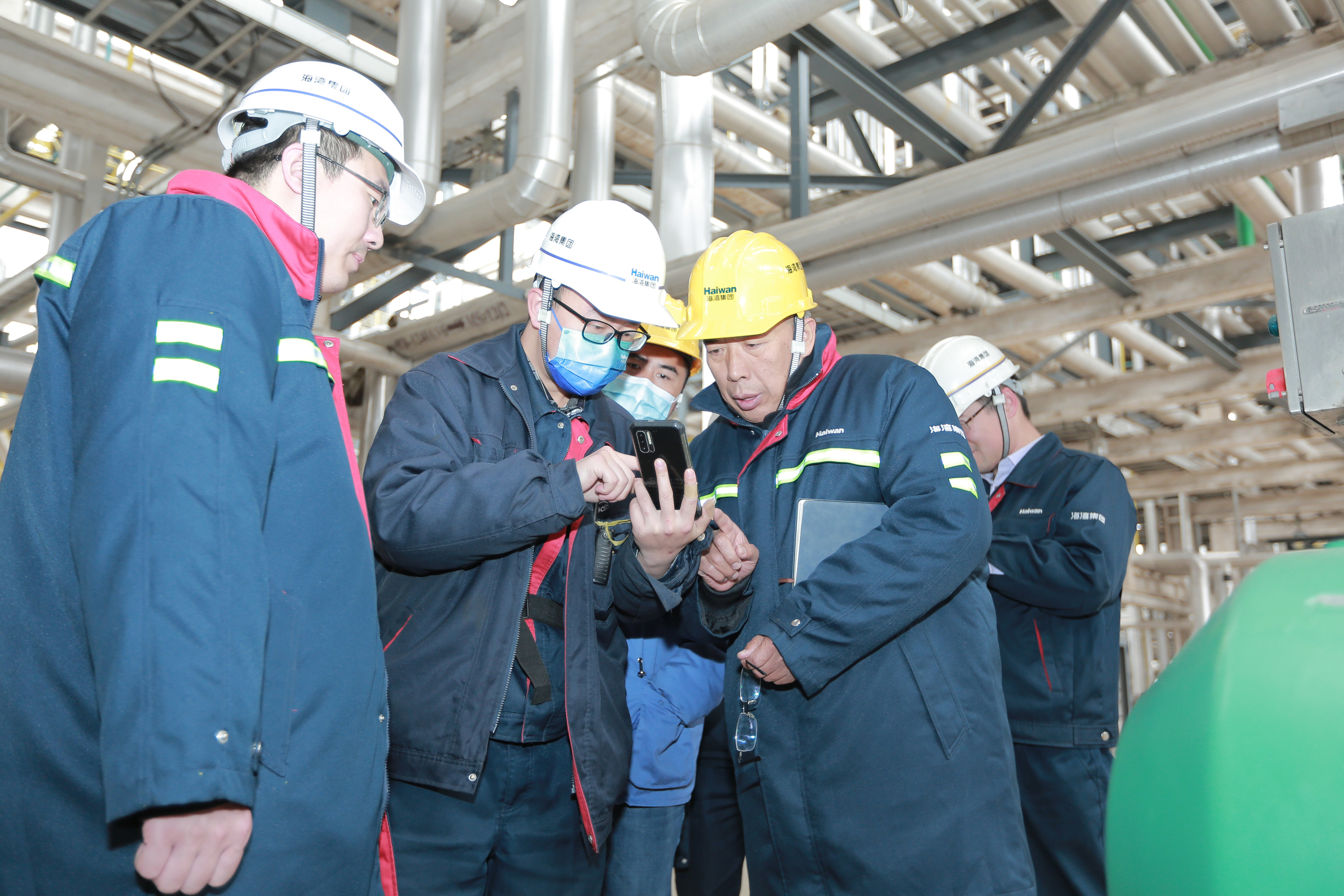 省應(yīng)急廳到海灣化(hua)學督導安全工(gong)作