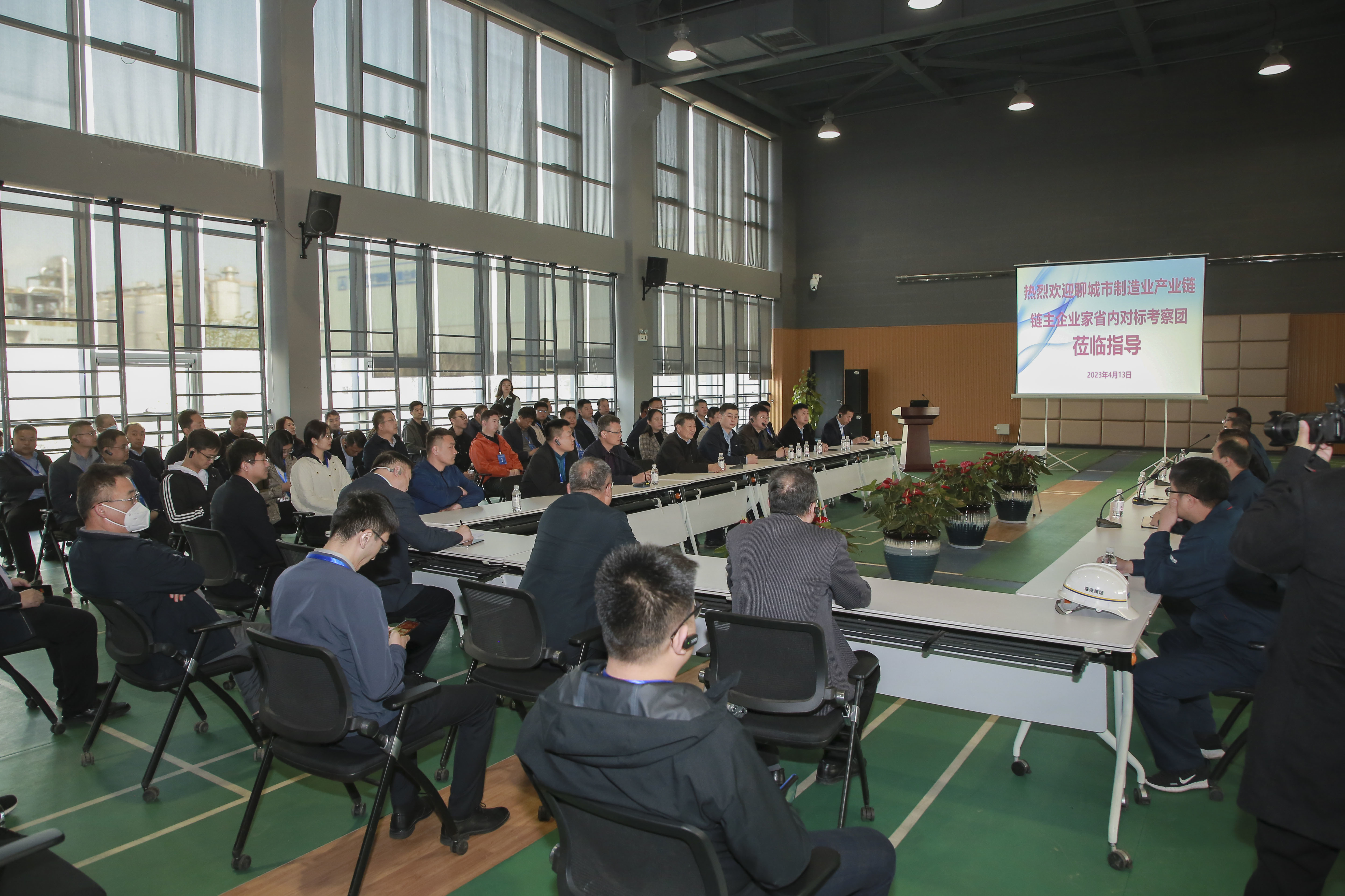 聊城(cheng)工信局到海灣(wan)化學考察交流(liú)